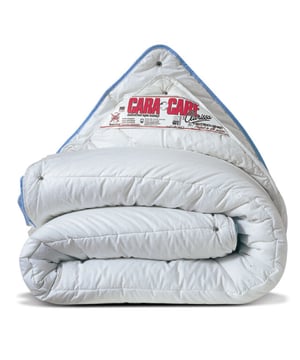 
Het meest hygienische stofvrije dekbed! CARA CARE All Season CaraCare 4-Seizoenen stofvrij Dekbed 200x200cm Revolutionair in stofvrij slapen! Het Cara Care 4-seizoenen dekbed Clarissa is het ideale dekbed voor iedereen die last heeft van stofallergieën. Slapen onder een wolk van weelde, zonder irritatie, kriebels, niezen of tranende ogen? Dat kan nu! Allergisch of gevoelig voor stof? Tapijt al moeten vervangen door zeil? Voor mensen die er geen last van hebben, lijkt ’t soms gezeur. Maar zij die er wel onder lijden, weten dat ’t een ramp is. Niet alleen qua gezondheid, maar ook nog ’ns financieel.Speciaal voor deze grote groep mensen werd het fantastische CARA-CARE-Programma ontwikkeld.CARA-CARE is ontwikkeld volgens de hoogste kwaliteit- en comfortnormen. Heerlijk en rustig slapen met materialen die volledig reuk- en stofvrij zijn.En uitstekend wasbaar. Dus eindelijk verlost van kriebels, irritatie, niezen en tranende ogen. Hoogwaardig van kwaliteit, en bijzonder betaalbaar.Het onovertroffen, dubbele Clarissa-dekbed is zo heerlijk zacht en soepel, zo voortreffelijk licht in gewicht en zo luxueus, dat iedereen nu heerlijk kan slapen. Door gebruik te maken van uitsluitend stofvrije, maar ook machine wasbare en -droogbare materialen is dit dekbed juist ideaal voor mensen met vormen van astma en stofallergie.Het hele jaar door de perfecte warmte Het superieure Cara Care vierseizoenen Clarissa-dekbed bestaat uit 2 lagen: Een dunne en vederlichte laag voor de warme zomer. Vulgewicht 200gram/m2 (isolatiewaarde 1)Het dikkere deel gebruikt u in herfst en lente. Vulgewicht 400gram/m2 (isolatiewaarde 2) In de koude winter gebruikt u ze samen als ’n dubbeldik winterdekbed! De verschillende delen worden goed bij elkaar gehouden door middel van metalen drukknopen. Zo bent u in de winter gegarandeerd van een warm dekbed, terwijl u het in de warme zomernachten niet te warm krijgt.Het geheim: Het vasthouden van enorme hoeveelheden lucht De unieke Clarissa-vulling is door de microporeuze vezelstructuur in staat om enorme hoeveelheden lucht vast te houden. Hierdoor ontstaat een excellente warmte-isolatie. Bovendien neemt de vezel ons transpiratievocht snel op en staat het direct aan de buitenlucht af. De speciaal ontwikkelde tijkstof is van 100% puur (Sanforized) katoen. Het is dus uitstekend ademend, maar ook machine-wasbaar tot 90°C. Zo krijgt huismijt geen kans.Het Cara Care 4-seizoenen dekbed Clarissa is het ideale dekbed, voor mensen die last hebben van stofallergieën.De voordelen van het Cara Care Clarissa dekbed Volledig stofvrij Super hygiënischAnti-reumatisch & reukvrij Optimale ventilatie & isolatie Anti astmatisch 200x200 totaal vulgewicht (800+1600) 2400gram Huismijtvrij, stofvrij & wasbaar op 90°C Het dekbed wordt geleverd in een speciale ademende draagtas, waarin u het dekbed stofvrij en schoon opbergt en waarin het kan ademen. Zo kunt u het dekbed op een goede manier opbergen als u het even niet gebruikt.   Meet u voor het bestellen uw dekbedmaat of matrasmaat op, zo bent u altijd zeker van de juiste maat. Cara Care Dekbedden zijn verzegeld door een hygiëne-verzegeling, zo bent u ALTIJD gerustgesteld van een nieuw, ongebruikt en onbeslapen hygiënisch product. Controleer uw aankoop daarom zorgvuldig vóór het verbreken van de verzegeling en ingebruikname. Zo bent u altijd verzekerd van een nieuw en onbeslapen product. Dat slaapt toch net wat lekkerder!   Met dit product gaat u voor het hoogst haalbare slaapcomfort door middel van de meest strenge Europese kwaliteitscontroles. Naast kwaliteit staat hygiëne bij ons hoog in het vaandel; daarom ontvangt u altijd een nieuw, ongebruikt en onbeslapen en dus volledig fris product. Kortom: honderd procent nieuw van de hoogst haalbare kwaliteit zodat u met een gerust hart langdurig kunt genieten van uw aankoop. Dat slaapt toch lekkerder. Bovendien wordt uw bestelling zo compact en milieuvriendelijk mogelijk verpakt, zodat wij samen bijdragen aan een duurzame toekomst. CopyRock all rights reserved Merk: NachtrustOnline Materiaal: Synthetisch Kleur: Wit Afmetingen: 200x200cm EAN: 8720618169198