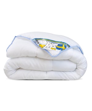 
De enige échte enkele non-allergische dekbed voor het hele jaar!! Slapen onder een weelderige wolk? Dat kan! Het onovertroffen Zweedse enkele SKY All Year dekbed is zo heerlijk zacht en soepel, zo voortreffelijk licht in gewicht en zo luxueus, dat iedereen eindelijk heerlijk kan slapen. Het geheim is lucht. Sky dekbedden zijn luxe non-allergische dekbedden met zeer edele hollow-fibre vulling en zachte Oeko-Tex Standard 100 en Made in Green helderwitte polykatoenen tijk. Volledig in banen schuifvrij doorgestikt. De unieke SKY-HTD® vulling, is door de volledig poreuze microstructuur in staat enorme hoeveelheden lucht vast te houden, waardoor een excellente isolatie en warmteverspreiding ontstaat. Bovendien neemt deze unieke vezel snel onze transpiratie op en staat dit af aan de buitenlucht. Dus een zweterig gevoel is definitief verleden tijd. Vanzelfsprekend is de streelzachte bekledingsstof van 100% huidvriendelijk poly-katoen, in een zijdezachte, fijngeweven uitvoering. Streelzacht én goed voor de huid. Bovendien is het fantastische SKY All Year non-allergisch, stof- en reukvrij, schuifvrij en wasbaar. De hoogste kwaliteiten heel plezierig in gebruik. Perfect All Year dekbed Het superieure SKY dekbed bestaat uit 1 laag (ca. 2 dekenwaarde). Perfect voor in de herfst, lente en winterperiode. Kortom: Het hele jaar door, door perfect aangepaste warmte. Vulling: 100% wolkenachtige Holle HTD-vezel Tijkstof: Streelzachte Poly-katoen Stiksel: Buisstep schuifvrij Volledig stofvrij & hygiënisch Optimale ventilatie & isolatie Vulgewicht: 400 gram/m² Uitzonderlijk luxueus, volumineus & soepel Non-allergisch, reukvrij, stofvrij Oeko-Tex Made in Green - goed voor het milieu gecertificeerd Machinewasbaar op 60°C De uitstekende werking van de unieke SKY-HTD vezel berust op lucht. Lucht wordt niet alleen tussen de microporeuze vezels vastgehouden, maar juist ook er binnenin. Hierdoor ontstaat een wolkenzacht aanvoelend geheel, heerlijk soepel, dat bovendien optimaal warmte isoleert en vocht absorbeert. De HTD® vezel is de uitstekende vulling voor betere dekbedden en hoofdkussens. Hygiënisch en frisBuiten het heerlijke zachte comfort is het Swedish Sky dekbed ook superhygiënisch. Gemakkelijk machinewasbaar op 60°C. Een heerlijk mijtdodende was en weer heerlijk fris. Stofvrije vezels én een sneldrogende streelzachte speciale Poly-Katoenen tijkstof. Goed voor de huid en haar. Vulgewicht: 400 gram/m² (warmteklasse 2, gewichtsklasse 2) Eerlijk en duurzaam product:OEKO-TEX MADE IN GREEN garandeert: milieuvriendelijke productie product- en consumentenveiligheid door controles op schadelijke stoffen transparantie met betrekking tot de toeleveringsketens sociaal aanvaardbare en veilige werk- en productieomstandigheden Dat slaapt tóch lekkerder! Gegarandeerd jaren genieten met het best ademende hollevezel dekbed!!   Meet u voor het bestellen uw dekbedmaat of matrasmaat op, zo bent u altijd zeker van de juiste maat. Swedish Sky Dekbedden zijn verzegeld door een hygiëne-verzegeling, zo bent u ALTIJD gerustgesteld van een nieuw, ongebruikt en onbeslapen hygiënisch product. Controleer uw aankoop daarom zorgvuldig vóór het verbreken van de verzegeling en ingebruikname. Zo bent u altijd verzekerd van een nieuw en onbeslapen product. Dat slaapt toch net wat lekkerder!   Met dit product gaat u voor het hoogst haalbare slaapcomfort door middel van de meest strenge Europese kwaliteitscontroles. Naast kwaliteit staat hygiëne bij ons hoog in het vaandel; daarom ontvangt u altijd een nieuw, ongebruikt en onbeslapen en dus volledig fris product. Kortom: honderd procent nieuw van de hoogst haalbare kwaliteit zodat u met een gerust hart langdurig kunt genieten van uw aankoop. Dat slaapt toch lekkerder. Merk: Swedish Sky Materiaal: Kunstvezel;Synthetisch Kleur: Wit Afmetingen: 140x220cm EAN: 6017409531572