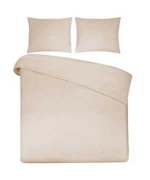 
Geniet van een heerlijke nachtrust met het DoubleDry dekbedovertrek, gemaakt van 100% natuurlijk katoen. Deze lits jumeaux set, in een rustgevende licht beige kleur, is niet alleen zacht en ademend, maar ook vochtregulerend. Het perfecte overtrek voor een comfortabele en ontspannen slaap. De set bestaat uit een dekbedovertrek van 240x200/220 cm en twee kussenslopen van 60x70 cm.Dit katoenen dekbedovertrek is geweven met een draaddichtheid van 144 TC, wat zorgt voor een soepel en luchtig gevoel. Het ademende materiaal is warmteregulerend en huidvriendelijk, ideaal voor alle seizoenen. Dankzij de extra lange instopstrook over de gehele breedte (60 cm) blijft je dekbed goed op zijn plaats. Bovendien is het overtrek onderhoudsvriendelijk, geschikt voor de wasdroger op lage temperatuur en kan het gewassen worden tot 60 graden.KleurLicht BeigeMateriaalKatoenAfmetingen240 cm x 200 cmAantal kussenslopen2Breedte kussensloop60 cmLengte kussensloop70 cmWasvoorschriftDrogen op lage temperatuur | Machinewas 60 °CGeschikt voor wasdrogerJaStrijkvrijNeeDraaddichtheid144Type instopstrookInstopstrook over gehele breedteLengte instopstrook60 cmDubbelzijdige instopstrookJaGeslachtUnisexDoelgroepVolwassenenVerpakkingsinhoudDekbedovertrek + 2 kussensloopGewicht1.89 kg