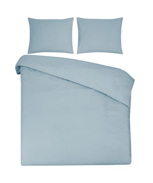 
Droom heerlijk weg onder dit zachte en ademende DoubleDry dekbedovertrek. Deze lits jumeaux set, uitgevoerd in een rustgevende lichtblauwe kleur, brengt comfort en stijl in je slaapkamer. Gemaakt van 100% natuurlijk katoen, zorgt dit dekbedovertrek voor een optimale nachtrust dankzij de vochtregulerende en warmteregulerende eigenschappen. Geniet van een comfortabel, soepel en luchtig gevoel, nacht na nacht.Dit effen dekbedovertrek is niet alleen heerlijk om onder te slapen, maar ook duurzaam en slijtvast. Het tijdloze design past perfect in elke slaapkamer en creëert een oase van rust. De extra lange instopstrook (260 cm totaal) zorgt ervoor dat het overtrek goed op zijn plaats blijft. De set bestaat uit een dekbedovertrek van 240x200/220 cm en twee bijpassende kussenslopen van 60x70 cm. Het katoen heeft een draaddichtheid van 144 TC, wat bijdraagt aan de zachtheid en kwaliteit. Bovendien is het overtrek onderhoudsvriendelijk: wasbaar tot 60 graden en geschikt voor de droger op lage temperatuur. Ook strijken is geen probleem!DoelgroepVolwassenenGeslachtUnisexMateriaal100% natuurlijk katoenBreedte kussensloop60 cmInclusief instopstrookJaSoort productDekbedovertrek + 2 kussensloop