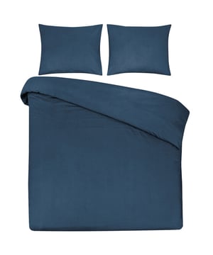 
Geniet van een heerlijke nachtrust met het DoubleDry dekbedovertrek, gemaakt van 100% natuurlijk katoen. Deze tweepersoons dekbedovertrekset (200x200/220 cm) in de stijlvolle kleur Yale Blauw, wordt geleverd met twee bijpassende kussenslopen (60x70 cm). Het ademende en zachte katoen zorgt voor optimaal comfort, waardoor je fris en uitgerust wakker wordt. Een perfecte toevoeging aan je slaapkamer!Dit DoubleDry dekbedovertrek is niet alleen comfortabel, maar ook praktisch. Het effen ontwerp is tijdloos en past moeiteloos in elke slaapkamer. De hoge draaddichtheid van 144 TC garandeert een duurzaam en slijtvast product. Dankzij de extra lange instopstrook over de gehele breedte (60 cm) blijft je dekbed goed op zijn plaats. Bovendien is het dekbedovertrek makkelijk te onderhouden: het is wasbaar op 60°C en geschikt voor de droger op lage temperatuur. Hoewel het niet strijkvrij is, is het onderhoudsgemak toch een groot pluspunt.KleurYale BlauwMateriaalKatoenAfmeting dekbedovertrek200x200/220 cmAfmeting kussensloop60x70 cmMaatvoeringTweepersoonsAantal kussenslopen2Draaddichtheid144InstopstrookInstopstrook over gehele breedteLengte instopstrook60 cmGeschikt voor wasdrogerJaWasvoorschriftDrogen op lage temperatuur | Machinewas 60 °CGewicht1.66 kg