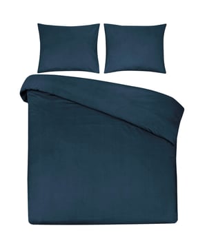 
Droom heerlijk weg onder dit zachte en ademende DoubleDry dekbedovertrek! Deze tweepersoons dekbedovertrekset, uitgevoerd in een rustgevende middenblauwe kleur, is gemaakt van 100% natuurlijk katoen en zorgt voor een comfortabele en ontspannen nachtrust. De set bestaat uit een dekbedovertrek van 200x200/220 cm en twee kussenslopen van 60x70 cm.Het katoenen dekbedovertrek voelt heerlijk zacht aan op de huid en is tegelijkertijd ademend en vochtregulerend. De hoge draaddichtheid van 144 TC (Threads Count) zorgt voor een duurzaam en slijtvast product. De extra lange instopstrook over de gehele breedte van 60 cm maakt het gemakkelijk om het dekbedovertrek goed vast te zetten. Het effen ontwerp past perfect in elke slaapkamer en creëert een rustige en stijlvolle sfeer. Bovendien is het dekbedovertrek makkelijk te onderhouden: het is wasbaar op 60°C en geschikt voor de droger op een lage temperatuur.MaatvoeringTweepersoonsKleurMidden BlauwMateriaalKatoenAfmeting dekbedovertrek200x200/220 cmAfmeting kussensloop60x70 cmAantal kussenslopen2Draaddichtheid144Lengte instopstrook60 cmType instopstrookInstopstrook over gehele breedteDubbelzijdige instopstrookJaPatroonEffenWasbaarJaWasvoorschriftDrogen op lage temperatuur | Machinewas 60 °CGeschikt voor wasdrogerJaStrijkvrijNeeInclusief instopstrookJaGewicht1.66 kgAfmetingen verpakkingHoogte: 4 cm, Breedte: 26 cm, Lengte: 37 cmDoelgroepVolwassenenGeslachtUnisexSeizoenscollectieNever out of stockSeizoensjaarNever out of stock