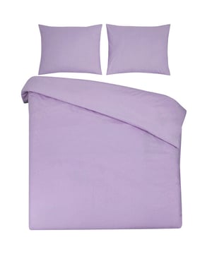 
Droom heerlijk weg onder dit DoubleDry dekbedovertrek van 100% natuurlijk katoen. Deze tweepersoons dekbedovertrekset, uitgevoerd in een prachtige Ultra Lila kleur, brengt rust en comfort in je slaapkamer. De set bestaat uit een dekbedovertrek van 200x200/220 cm en twee kussenslopen, zodat je direct een complete en stijlvolle look creëert. Geniet van een optimale nachtrust dankzij de ademende en zachte eigenschappen van het katoen.Dit dekbedovertrek is niet alleen mooi, maar ook functioneel. Het 100% natuurlijke katoen zorgt voor een goede vochtregulatie, waardoor je het nooit te warm of te koud hebt. De stof voelt heerlijk zacht aan op de huid en is tegelijkertijd duurzaam en slijtvast. De set is eenvoudig te onderhouden en kan gewoon in de wasmachine en droger. De Ultra Lila kleur geeft een subtiele, elegante touch aan elke slaapkamerinrichting. Kies voor comfort en kwaliteit met dit prachtige DoubleDry dekbedovertrek!Soort productDekbedovertrek + 2 kussensloopMateriaalKatoenBreedte kussensloop60 cmKleurUltra Lila