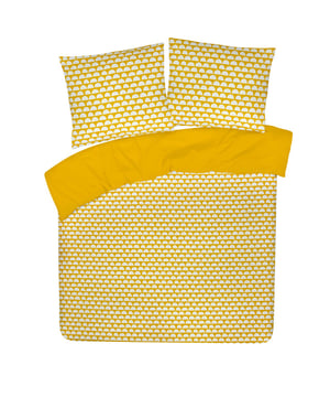 
Word stralend wakker onder dit tijdloze DoubleDry dekbedovertrek! Dit eenpersoons dekbedovertrek in de 'My Design' collectie combineert comfort met een stijlvol design. Het zachte katoen zorgt voor een heerlijke nachtrust, terwijl het halve cirkel patroon een frisse en moderne uitstraling aan je slaapkamer geeft. Een perfecte keuze voor wie op zoek is naar kwaliteit en een trendy look.Dit dekbedovertrek is gemaakt van 100% natuurlijk katoen met een draaddichtheid van 144 TC, wat zorgt voor een zacht en ademend gevoel. De flessenhals instopstrook van 20 cm, die dubbelzijdig is, maakt het gemakkelijk om je dekbed netjes op zijn plaats te houden. De set is inclusief één kussensloop van 60x70 cm, waardoor je direct een complete set hebt. Het effen patroon en de frisse kleur zijn makkelijk te combineren met andere accessoires in je slaapkamer. Bovendien is het dekbedovertrek makkelijk te onderhouden: wasbaar op 60°C en geschikt voor de droger op lage temperatuur.MateriaalKatoenKleurHalve CirkelAfmeting dekbedovertrek140x200 cmBreedte kussensloop60 cmLengte kussensloop70 cmDoelgroepVolwassenenGeslachtUnisexInclusief instopstrookJaLengte instopstrook20 cmType instopstrookFlessenhals instopstrookDraaddichtheid144PatroonEffenWasvoorschriftDrogen op lage temperatuur | Machinewas 60 °CWasbaarJaGeschikt voor wasdrogerJaStrijkvrijNeeAantal kussenslopen1VerpakkingsinhoudDekbedovertrek + 1 kussensloopBreedte verpakking26 cmLengte verpakking37 cmHoogte verpakking4 cmGewicht0.97 kgMaatvoeringEenpersoons