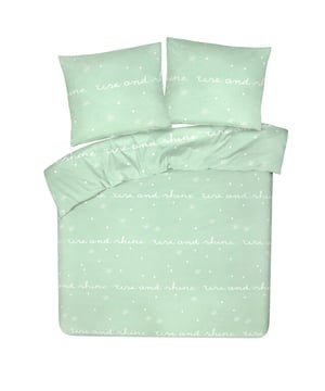 
Word stralend wakker onder dit prachtige DoubleDry My Design dekbedovertrek! Het "rise and shine" design brengt een frisse en vrolijke sfeer in je slaapkamer. Dit eenpersoons dekbedovertrek is niet alleen mooi, maar ook heerlijk comfortabel, waardoor je geniet van een optimale nachtrust. Gemaakt van 100% katoen, voelt dit overtrek zacht aan op de huid en is het perfect voor mensen die waarde hechten aan natuurlijk materiaal.Dit katoenen dekbedovertrek is voorzien van een flessenhals instopstrook van 20 cm over de gehele breedte, waardoor je dekbed goed op zijn plaats blijft. De hoge draaddichtheid van 144 TC zorgt voor een duurzame en kwalitatieve stof. Het effen patroon maakt het dekbedovertrek makkelijk te combineren met andere accessoires in je slaapkamer. De set bestaat uit een dekbedovertrek van 140x200 cm en één kussensloop van 60x70 cm. Het is wasbaar op 60°C en geschikt voor de droger op lage temperatuur, waardoor het onderhoud eenvoudig is.MateriaalKatoenKleurRise and ShineBreedte140 cmLengte200 cmGewicht0.97 kgAfmeting verpakking (Hoogte)4 cmAfmeting verpakking (Breedte)26 cmAfmeting verpakking (Lengte)37 cmMaatvoeringEenpersoonsLengte instopstrook20 cmDubbelzijdige instopstrookJaType instopstrookFlessenhals instopstrookDraaddichtheid144PatroonEffenWasvoorschriftDrogen op lage temperatuur | Machinewas 60 °CWasbaarJaGeschikt voor wasdrogerJaStrijkvrijNeeAantal kussenslopen1VerpakkingsinhoudDekbedovertrek + 1 kussensloopBreedte kussensloop60 cmDoelgroepVolwassenenGeslachtUnisexInclusief instopstrookJaLengte kussensloop70 cmMet borduurselNeeSeizoenscollectieNever out of stockSeizoensjaarNever out of stockSpeciaal voor kinderenNee
