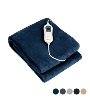 De flanellen elektrische deken van Nuvoo zorgt dat je warm en ontspannen de koude dagen doorkomt. De deken is ideaal voor in bed of voor een avondje op de bank. De deken is uitgerust met drie warmtestanden en eenvoudig te bedienen. De deken schakelt na 180 min. automatisch uit en is voorzien van een oververhittingsbeveiliging. Het extra zachte en ademende flanellen materiaal is geschikt voor handwas. Warmtedeken (1x)Bedieningspaneel (1x)Handleiding (1x)Specificaties:Inhoud Verpakking: 1 x deken, 1 x bedieningspaneel, 1 x instructiesMerk: NuvooMateriaal: FlanelKleur: BlauwGewicht: 1,6kgAfmetingen: 160 x 120 cmVoltage: 220-240VWattage: 120WCertificaten: CE/GS, RoHS/REACHGeschikt voor: Slapen, bankhangen, etcKabellengte: 240 cmVariabele temperatuur: JaAantal temperatuurstanden: 3Automatische uitschakeling: 180 minUitvoering elektrisch deken: EenpersoonsdekenOververhittingsbeveiliging: JaWasmachinebestendig: NeeVerlicht bedieningspaneel: JaNiet geschikt voor kinderen jonger dan 3 jaarEnkel uitgevouwen gebruikenNiet geschikt voor stoomreiniging, strijken of wasmachine en -droger - Afmeting: 160x120 - Kleur: Blauw - Materiaal: Polyester