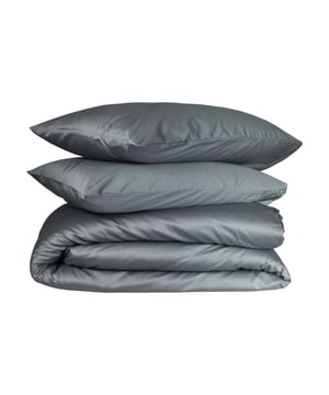 
Onder onze “Queen Collectie” hoeslaken slaapt u voortaan heerlijk zacht! Hoge weefdichtheid en garenfijnheid Zacht, ademend en vochtregulerend Warmteregulerend en huidvriendelijk Comfortabel soepel en luchtig Duurzaam en slijtvastDit zalige dekbedovertrek is gemaakt van 100% katoen satijn met een hoge draaddichtheid van 300 draden per inch (300 TC). PIMA katoen is de koning(in) van alle katoensoorten. PIMA katoen (ook wel ‘Subpima’) is de zachtste en sterkste katoensoort. Stoffen van PIMA katoen zijn duurzaam en van hoge kwaliteit. Deze hoogwaardige katoen onderscheidt zich door zijn look & feel. U slaapt voortaan als een koning(in)!PIMA katoen is een katoensoort die alleen voorkomt in tropische gebieden. PIMA katoen wordt beschouwd als een superieure katoensoort vanwege de lange en fijne vezels. Het staat bekend als de zachtste en meest duurzame katoen ter wereld en gaat doorgaans veel langer mee dan gewone katoen. Dit komt door de lengte van de vezel, die het namelijk mogelijk maakt om de fijnste garens te maken zonder de sterkte van het garen op te offeren. De stof is koel en ademend. Door de hoge vochtopname staat het dekbedovertrek garant voor een goede nachtrust.PHLOX Dekbedovertrek “Queen Collectie”De Queen Collectie is verkrijgbaar in verschillende maten en kleuren. De verschillende maten zijn: 1-persoons 140x200/220cm, 2-persoons 200x200/220 en Lits-jumeaux 240x200/220cmInstopstrookQueen Collectie dekbedovertrekken zijn in alle opzichten royaal te noemen. De instopstrook is namelijk extra lang waardoor je deze ruim in kunt stoppen. De totale lengte is namelijk 260 centimeter.Product specificaties:Tweepersoons dekbedovertrek set100% PIMA katoen satijn Draaddichtheid 300 TCFormaat 200x200/220 cm Inclusief 2 kussenslopen 60x70 cmWassen tot 60 gradenGeschikt voor de droger, mits op een lage temperatuurGeschikt om te strijkenGecertificeerd door STANDARD 100 by OEKO-TEXGecertificeerd by BSCICode of conduct - Afmeting: 200x200/220 - Kleur: Zilverblauw - Materiaal: Katoen-Satijn