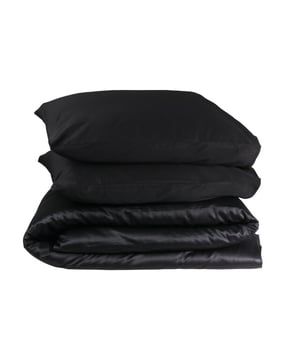 
Onder onze “Queen Collectie” hoeslaken slaapt u voortaan heerlijk zacht! Hoge weefdichtheid en garenfijnheid Zacht, ademend en vochtregulerend Warmteregulerend en huidvriendelijk Comfortabel soepel en luchtig Duurzaam en slijtvastDit zalige dekbedovertrek is gemaakt van 100% katoen satijn met een hoge draaddichtheid van 300 draden per inch (300 TC). PIMA katoen is de koning(in) van alle katoensoorten. PIMA katoen (ook wel ‘Subpima’) is de zachtste en sterkste katoensoort. Stoffen van PIMA katoen zijn duurzaam en van hoge kwaliteit. Deze hoogwaardige katoen onderscheidt zich door zijn look & feel. U slaapt voortaan als een koning(in)!PIMA katoen is een katoensoort die alleen voorkomt in tropische gebieden. PIMA katoen wordt beschouwd als een superieure katoensoort vanwege de lange en fijne vezels. Het staat bekend als de zachtste en meest duurzame katoen ter wereld en gaat doorgaans veel langer mee dan gewone katoen. Dit komt door de lengte van de vezel, die het namelijk mogelijk maakt om de fijnste garens te maken zonder de sterkte van het garen op te offeren. De stof is koel en ademend. Door de hoge vochtopname staat het dekbedovertrek garant voor een goede nachtrust.PHLOX Dekbedovertrek “Queen Collectie”De Queen Collectie is verkrijgbaar in verschillende maten en kleuren. De verschillende maten zijn: 1-persoons 140x200/220cm, 2-persoons 200x200/220 en Lits-jumeaux 240x200/220cmInstopstrookQueen Collectie dekbedovertrekken zijn in alle opzichten royaal te noemen. De instopstrook is namelijk extra lang waardoor je deze ruim in kunt stoppen. De totale lengte is namelijk 260 centimeter.Product specificaties:Eenpersoons dekbedovertrek set100% PIMA katoen satijn Draaddichtheid 300 TCFormaat 140x200/220 cm Inclusief 1 kussensloop 60x70 cmWassen tot 60 gradenGeschikt voor de droger, mits op een lage temperatuurGecertificeerd door STANDARD 100 by OEKO-TEXGecertificeerd by BSCICode of conduct - Afmeting: 140x200/220 - Kleur: Zwart - Materiaal: Katoen-Satijn
