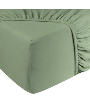 
Op dit DoubleDry hoeslaken slapen is heerlijk zacht!  Geschikt voor matrassen 140x200 cm - hoogte max. 28 cm Rondom voorzien elastiek voor extra comfort Zacht, ademend en vochtregulerend Warmteregulerend en huidvriendelijk Duurzaam en slijtvastHet zachtkatoenen hoeslaken is gemaakt van 100% jersey katoen met een draaddichtheid van 140 gram per vierkante meter. Het hoeslaken is rondom voorzien van elastiek, dit zorgt er voor dat het hoeslaken goed strak om het matras zit. Het hoeslaken onderscheidt zich door zijn buitengewoon mooie uitstraling. Daarnaast is de stof is koel en ademend. Vanwege de hoge vochtopname staat dit hoeslaken garant voor een goede nachtrust. Bij aanschaf van dit hoeslaken zal u net zo zacht en ongestoord slapen als een echte roos. Een effen hoeslaken is hip en tijdloos tegelijk. Kortom, het hoeslaken is een musthave voor iedereen!MaatvoeringDe hoeslakens zijn verkrijgbaar in verschillende maten; 1 persoons 90x200 cm, 2 persoons 140x200 cm, 2 persoons 160x200 cm, 2 persoons 180x200 cm. De hoek omtrek is 30 cm hoog, hierdoor is deze geschikt voor normale matrassen tot 28 cm hoog. Product specificaties:100% jersey katoenDraaddichtheid 140 gram per m²Geschikt voor tweepersoons matras afmeting 140x200 cmHoekhoogte tot 28 cmWassen tot 60 gradenGeschikt voor droger, mits op een lage temperatuurGecertificeerd door MADE IN GREEN by OEKO-TEXGecertificeerd by BSCICode of conduct - Afmeting: 140x200 - Kleur: Oud Groen - Materiaal: Katoen