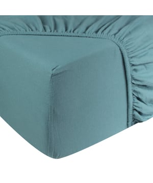 
Op dit DoubleDry hoeslaken slapen is heerlijk zacht!  Geschikt voor matrassen 140x200 cm - hoogte max. 28 cm Rondom voorzien elastiek voor extra comfort Zacht, ademend en vochtregulerend Warmteregulerend en huidvriendelijk Duurzaam en slijtvastHet zachtkatoenen hoeslaken is gemaakt van 100% jersey katoen met een draaddichtheid van 140 gram per vierkante meter. Het hoeslaken is rondom voorzien van elastiek, dit zorgt er voor dat het hoeslaken goed strak om het matras zit. Het hoeslaken onderscheidt zich door zijn buitengewoon mooie uitstraling. Daarnaast is de stof is koel en ademend. Vanwege de hoge vochtopname staat dit hoeslaken garant voor een goede nachtrust. Bij aanschaf van dit hoeslaken zal u net zo zacht en ongestoord slapen als een echte roos. Een effen hoeslaken is hip en tijdloos tegelijk. Kortom, het hoeslaken is een musthave voor iedereen!MaatvoeringDe hoeslakens zijn verkrijgbaar in verschillende maten; 1 persoons 90x200 cm, 2 persoons 140x200 cm, 2 persoons 160x200 cm, 2 persoons 180x200 cm. De hoek omtrek is 30 cm hoog, hierdoor is deze geschikt voor normale matrassen tot 28 cm hoog. Product specificaties:100% jersey katoenDraaddichtheid 140 gram per m²Geschikt voor tweepersoons matras afmeting 140x200 cmHoekhoogte tot 28 cmWassen tot 60 gradenGeschikt voor droger, mits op een lage temperatuurGecertificeerd door MADE IN GREEN by OEKO-TEXGecertificeerd by BSCICode of conduct - Afmeting: 140x200 - Kleur: Petrol - Materiaal: Katoen