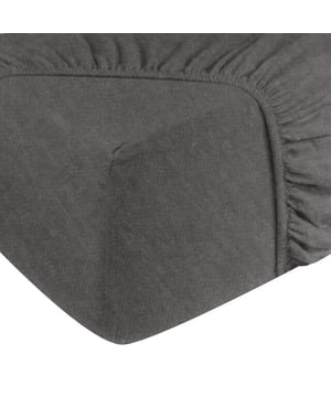 
Op dit DoubleDry hoeslaken slapen is heerlijk zacht!  Geschikt voor matrassen 140x200 cm - hoogte max. 28 cm Rondom voorzien elastiek voor extra comfort Zacht, ademend en vochtregulerend Warmteregulerend en huidvriendelijk Duurzaam en slijtvastHet zachtkatoenen hoeslaken is gemaakt van 100% jersey katoen met een draaddichtheid van 140 gram per vierkante meter. Het hoeslaken is rondom voorzien van elastiek, dit zorgt er voor dat het hoeslaken goed strak om het matras zit. Het hoeslaken onderscheidt zich door zijn buitengewoon mooie uitstraling. Daarnaast is de stof is koel en ademend. Vanwege de hoge vochtopname staat dit hoeslaken garant voor een goede nachtrust. Bij aanschaf van dit hoeslaken zal u net zo zacht en ongestoord slapen als een echte roos. Een effen hoeslaken is hip en tijdloos tegelijk. Kortom, het hoeslaken is een musthave voor iedereen!MaatvoeringDe hoeslakens zijn verkrijgbaar in verschillende maten; 1 persoons 90x200 cm, 2 persoons 140x200 cm, 2 persoons 160x200 cm, 2 persoons 180x200 cm. De hoek omtrek is 30 cm hoog, hierdoor is deze geschikt voor normale matrassen tot 28 cm hoog. Product specificaties:100% jersey katoenDraaddichtheid 140 gram per m²Geschikt voor tweepersoons matras afmeting 140x200 cmHoekhoogte tot 28 cmWassen tot 60 gradenGeschikt voor droger, mits op een lage temperatuurGecertificeerd door MADE IN GREEN by OEKO-TEXGecertificeerd by BSCICode of conduct - Afmeting: 140x200 - Kleur: Grijs Melange - Materiaal: Katoen
