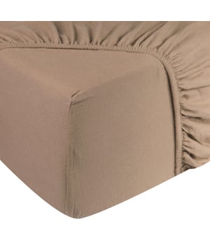 
Op dit DoubleDry hoeslaken slapen is heerlijk zacht!  Geschikt voor matrassen 140x200 cm - hoogte max. 28 cm Rondom voorzien elastiek voor extra comfort Zacht, ademend en vochtregulerend Warmteregulerend en huidvriendelijk Duurzaam en slijtvastHet zachtkatoenen hoeslaken is gemaakt van 100% jersey katoen met een draaddichtheid van 140 gram per vierkante meter. Het hoeslaken is rondom voorzien van elastiek, dit zorgt er voor dat het hoeslaken goed strak om het matras zit. Het hoeslaken onderscheidt zich door zijn buitengewoon mooie uitstraling. Daarnaast is de stof is koel en ademend. Vanwege de hoge vochtopname staat dit hoeslaken garant voor een goede nachtrust. Bij aanschaf van dit hoeslaken zal u net zo zacht en ongestoord slapen als een echte roos. Een effen hoeslaken is hip en tijdloos tegelijk. Kortom, het hoeslaken is een musthave voor iedereen!MaatvoeringDe hoeslakens zijn verkrijgbaar in verschillende maten; 1 persoons 90x200 cm, 2 persoons 140x200 cm, 2 persoons 160x200 cm, 2 persoons 180x200 cm. De hoek omtrek is 30 cm hoog, hierdoor is deze geschikt voor normale matrassen tot 28 cm hoog. Product specificaties:100% jersey katoenDraaddichtheid 140 gram per m²Geschikt voor tweepersoons matras afmeting 140x200 cmHoekhoogte tot 28 cmWassen tot 60 gradenGeschikt voor droger, mits op een lage temperatuurGecertificeerd door MADE IN GREEN by OEKO-TEXGecertificeerd by BSCICode of conduct - Afmeting: 140x200 - Kleur: Beige - Materiaal: Katoen