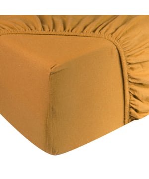 
Op dit DoubleDry hoeslaken slapen is heerlijk zacht!  Geschikt voor matrassen 160x200 cm - hoogte max. 28 cm Rondom voorzien elastiek voor extra comfort Zacht, ademend en vochtregulerend Warmteregulerend en huidvriendelijk Duurzaam en slijtvastHet zachtkatoenen hoeslaken is gemaakt van 100% jersey katoen met een draaddichtheid van 140 gram per vierkante meter. Het hoeslaken is rondom voorzien van elastiek, dit zorgt er voor dat het hoeslaken goed strak om het matras zit. Het hoeslaken onderscheidt zich door zijn buitengewoon mooie uitstraling. Daarnaast is de stof is koel en ademend. Vanwege de hoge vochtopname staat dit hoeslaken garant voor een goede nachtrust. Bij aanschaf van dit hoeslaken zal u net zo zacht en ongestoord slapen als een echte roos. Een effen hoeslaken is hip en tijdloos tegelijk. Kortom, het hoeslaken is een musthave voor iedereen!MaatvoeringDe hoeslakens zijn verkrijgbaar in verschillende maten; 1 persoons 90x200 cm, 2 persoons 140x200 cm, 2 persoons 160x200 cm, 2 persoons 180x200 cm. De hoek omtrek is 30 cm hoog, hierdoor is deze geschikt voor normale matrassen tot 28 cm hoog. Product specificaties:100% jersey katoenDraaddichtheid 140 gram per m²Geschikt voor tweepersoons matras afmeting 160x200 cmHoekhoogte tot 28 cmWassen tot 60 gradenGeschikt voor droger, mits op een lage temperatuurGecertificeerd door MADE IN GREEN by OEKO-TEXGecertificeerd by BSCICode of conduct - Afmeting: 160x200 - Kleur: Okergeel - Materiaal: Katoen