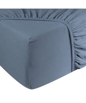 
Op dit DoubleDry hoeslaken slapen is heerlijk zacht!  Geschikt voor matrassen 160x200 cm - hoogte max. 28 cm Rondom voorzien elastiek voor extra comfort Zacht, ademend en vochtregulerend Warmteregulerend en huidvriendelijk Duurzaam en slijtvastHet zachtkatoenen hoeslaken is gemaakt van 100% jersey katoen met een draaddichtheid van 140 gram per vierkante meter. Het hoeslaken is rondom voorzien van elastiek, dit zorgt er voor dat het hoeslaken goed strak om het matras zit. Het hoeslaken onderscheidt zich door zijn buitengewoon mooie uitstraling. Daarnaast is de stof is koel en ademend. Vanwege de hoge vochtopname staat dit hoeslaken garant voor een goede nachtrust. Bij aanschaf van dit hoeslaken zal u net zo zacht en ongestoord slapen als een echte roos. Een effen hoeslaken is hip en tijdloos tegelijk. Kortom, het hoeslaken is een musthave voor iedereen!MaatvoeringDe hoeslakens zijn verkrijgbaar in verschillende maten; 1 persoons 90x200 cm, 2 persoons 140x200 cm, 2 persoons 160x200 cm, 2 persoons 180x200 cm. De hoek omtrek is 30 cm hoog, hierdoor is deze geschikt voor normale matrassen tot 28 cm hoog. Product specificaties:100% jersey katoenDraaddichtheid 140 gram per m²Geschikt voor tweepersoons matras afmeting 160x200 cmHoekhoogte tot 28 cmWassen tot 60 gradenGeschikt voor droger, mits op een lage temperatuurGecertificeerd door MADE IN GREEN by OEKO-TEXGecertificeerd by BSCICode of conduct - Afmeting: 160x200 - Kleur: Grijsblauw - Materiaal: Katoen