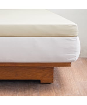 
Op dit Egyptisch katoenen topper hoeslaken slaapt u voortaan heerlijk zacht!Dit luxe topper hoeslaken is gemaakt van Egyptisch Giza katoen. De koning van alle katoensoorten geoogst in de buurt van de Nijl. Egyptisch katoen wordt beschouwd als een superieure katoensoort vanwege de lange, fijne soepele vezels. Het staat bekend als het zachtste en meest duurzame katoen ter wereld en gaat doorgaans veel langer mee dan gewone katoen. Dit komt door de lengte  van de vezel, die het namelijk mogelijk maakt om de fijnste garens te maken zonder de sterkte van het garen op te offeren. De stof is koel en ademend en staat door de hoge vochtopname garant voor een goede nachtrust.HoeslakenDe collectie hoeslakens Egyptisch katoen is verkrijgbaar in verschillende lijnen, maten en kleuren. De verschillende maten hoeslaken: 90x200cm, 140x200cm,  160x200cm en 180x200cmMaterialenDeze hoeslakens zijn gemaakt van 100% Egyptisch katoen. Egyptisch katoen is de koning van alle katoensoorten.WasvoorschriftenHet hoeslaken kunnen gewassen worden tot 60 °C . Drogen in de droger mogelijk mits op een lage temperatuur.Product specificaties:100% Egyptisch percal katoengeschikt voor topper matras (tot 15cm)Hoge weefdichtheid en garenfijnheidZacht, ademend en vochtregulerendComfortabel, soepel en luchtigOnderhoudsvriendelijkWarmteregulerendHuidvriendelijkDuurzaam en slijtvastHuidvriendelijkWassen tot 60 gradenDrogen op een lage temperatuurBSCI - gecertificeerdOekotex - gecertificeerdCode of conduct - Afmeting: 90x200 - Kleur: Ecru - Materiaal: Katoen