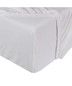 
Geniet van een optimale nachtrust met het DoubleDry molton hoeslaken, de perfecte matrasbeschermer voor jouw bed. Dit witte hoeslaken in de maat 90x200 cm combineert comfort en bescherming, waardoor je matras langer meegaat en jij heerlijk slaapt. De badstof stretch zorgt voor een zacht en comfortabel gevoel, terwijl het rondom elastiek ervoor zorgt dat het hoeslaken perfect op zijn plaats blijft zitten.Dit molton hoeslaken is gemaakt van een hoogwaardige polykatoen mix, wat zorgt voor een goede vochtopname en ademend vermogen. Ideaal voor volwassenen die op zoek zijn naar een hygiënische en comfortabele slaapomgeving. Het hoeslaken is eenvoudig te onderhouden en kan in de wasmachine gewassen worden op 60°C. Let op: het hoeslaken is strijkvrij, wat het gebruiksgemak verder vergroot.KleurWitMateriaalPolykatoenAfmeting90 x 200 cmHoogte1 cmGeschikt voor type matrasMatrasDoelgroepVolwassenenSpeciaal voor kinderenNeeTaal handleidingNederlands | Engels | Duits | FransArtikelnummer fabrikant295101Garantieperiode12 maandenAantal per verpakking1WasvoorschriftMachinewas 60 °C | Niet trommeldrogenGeschikt voor wasdrogerJaStrijkvrijNeeVerpakkingshoogte10 cmVerpakkingsbreedte26 cmVerpakkingslengte35 cmGewicht1000 kg