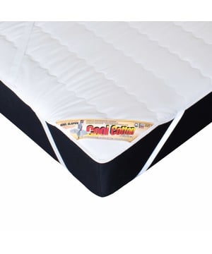 
Verfrissende matrasbeschermer De heerlijk koele Cool Cotton matrasoplegger is perfect voor de warme zomernachten. De vulling bestaat uit 100% puur koel katoen. En is royaal gevuld met een 300gram/m² strak gekaard katoenvlies.Hierdoor kan de matrasbeschermer nog gemakkelijker vocht opnemen dan de gebruikelijke molton hoeslakens.De zachte tijk stof is vervaardigd van 100% zuiver katoen, en volledig doorgestikt om verschuivingen te voorkomen. Katoen is een natuurlijke verkoelende vezel, met een bijzonder goed ventilerend en absorberend vermogen.Hierdoor wordt alle overtollige warmte en transpiratievocht vliegensvlug opgenomen én aan de buitenlucht afgegeven. Dankzij de vier stevige hoekelastieken is de matrasbeschermer eenvoudig te bevestigen aan uw matras om het perfect te verankeren. De Cool Cotton matrasbeschermer is niet alleen opmerkelijk lichtgewicht, maar ook heerlijk zacht.Hierdoor behoudt de matrasbeschermer het comfort van uw topper of matras, zonder enig verlies. Ondanks de royale katoenvulling is de matrasbeschermer heerlijk dun ontworpen, zodat het onderliggende comfort van uw matras of topper niet verstoord wordt. De zachte katoenen tijkstof vormt zich perfect naar de contouren van uw lichaam en matras(topper). Dit maakt de Cool Cotton matrasbeschermer geschikt voor gebruik op elke ondergrond! Precies zoals het in de zomer moet zijn. Vulling: 300gram/m² 100% puur natuurlijk strak gekaard katoen Vulgewicht: 840 gram puur katoen Tijk stof: 100% Oeko-Tex gecertificeerd zuiver katoen Voorzien van vier stevige hoekelastieken (elastisch tot matrashoogtes van 30cm) Enorm absorberend vermogen Machine wasbaar tot 60°C Puur natuurlijk Heerlijk luchtig en fris Afmeting: 140x200 cm  Eerlijk en duurzaam product: OEKO-TEX MADE IN GREEN garandeert: milieuvriendelijke productie product- en consumentenveiligheid door controles op schadelijke stoffen transparantie met betrekking tot de toeleveringsketens sociaal aanvaardbare en veilige werk- en productieomstandigheden Dat slaapt tóch lekkerder! Deze luxe Cool Cotton matrasbeschermers worden geleverd in ’n ademende draagtas, waarin u het dekbed (als u het in de winter niet gebruikt) stofvrij, fris en ademend opbergt.   Meet u voor het bestellen uw dekbedmaat of matrasmaat op, zo bent u altijd zeker van de juiste maat. Cool Cotton Matrasbeschermers zijn verzegeld door een hygiëne-verzegeling, zo bent u ALTIJD gerustgesteld van een nieuw, ongebruikt en onbeslapen hygiënisch product. Controleer uw aankoop daarom zorgvuldig vóór het verbreken van de verzegeling en ingebruikname. Zo bent u altijd verzekerd van een nieuw en onbeslapen product. Dat slaapt toch net wat lekkerder!   Met dit product gaat u voor het hoogst haalbare slaapcomfort door middel van de meest strenge Europese kwaliteitscontroles. Naast kwaliteit staat hygiëne bij ons hoog in het vaandel; daarom ontvangt u altijd een nieuw, ongebruikt en onbeslapen en dus volledig fris product. Kortom: honderd procent nieuw van de hoogst haalbare kwaliteit zodat u met een gerust hart langdurig kunt genieten van uw aankoop. Dat slaapt toch lekkerder. Bovendien wordt uw bestelling zo compact en milieuvriendelijk mogelijk verpakt, zodat wij samen bijdragen aan een duurzame toekomst. CopyRock all rights reserved Merk: Cool Cotton Materiaal: Katoen;Biologisch katoen Kleur: Wit Afmetingen: 140x200cm EAN: 8720618169303