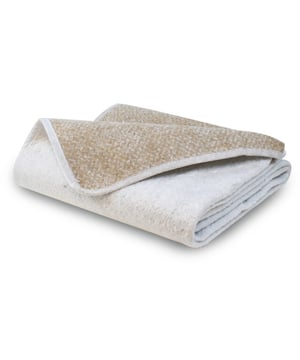 
De perfecte matrasbeschermer Uw kostbare matras verdient een juiste bescherming. De Jute matrasbeschermer wordt gebruikt om uw matras te beschermen tegen de bodem waarop hij ligt. Bedbodems hebben vaak scherpe randen en kunnen uw matras beschadigen. De Jute matrasbeschermer beschermt uw matras tegen deze beschadigingen. U voorkomt deze schade eenvoudig met het gebruik van een ouderwetse JUTTA matrasbeschermer onder de matras. De originele Jutta is vervaardigd van 100% puur natuurlijke jute: taai, sterk en optimaal ademend en ventilerend. De zachte, witte molton bovenzijde koestert juist weer de matras. Kortom; Jutta is de ideale matrasbeschermer. Precies zoals Oma het al deed, maar dan in moderne, stofvrije en onderhoudsvrije uitvoering. Maar er is meer: Jutta egaliseert de bedbodem, waardoor de levensduur van de matras danig verlengd wordt. Bovendien is de Jutta matrasbeschermer aan de zijkanten 3cm korter, waardoor deze tijdens het gebruik niet zichtbaar is. Jutta is rondom keurig afgebiesd, zodat ze perfect in model blijft en zelfs aan de zijranden geen stof afgeeft. Natuurjute Jutta matrasbeschermer: Puur natuur Beschermt uw matras perfect Optimaal ventilerend Uitmuntend ademend en contourvolgend Stofvrij en non-allergisch Levensduur van de matras wordt verlengd CopyRock all rights reserved Merk: NachtrustOnline Materiaal: Jute Kleur: Wit Afmetingen: 180x210cm EAN: 6017413093042