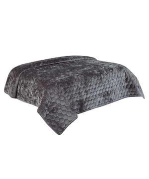 
Deze bedsprei staat niet alleen heel stijlvol in uw slaapkamer maar is ook een functioneel item. De bedsprei zorgt er namelijk voor dat uw beddengoed wordt beschermt van zonnestralen en vuil, waardoor het beddengoed langer mee gaat. De sprei is gemaakt van hoogwaardig polyester en straalt echte luxe uit. Door de bedsprei op een opgemaakt bed te leggen krijgt de slaapkamer een chique en warme uitstraling. De details op de sprei maken het geheel dan ook helemaal af. Daarnaast zorgt de bedsprei in de winter uiteraard ook voor extra warmte.De belangrijkste informatie op een rijtje:- Kwalitatief Polyester.- Verkrijgbaar in verschillende kleuren.- Bied bescherming voor het beddengoed.- Voelt luxe en zacht.Wassen?Wilt u de bedsprei wassen? Dat kan! Wij adviseren de sprei in een handwas te wassen. Zo houdt de sprei goed zijn kleur en structuur en kan hij jaren mee! Bent u meer van het gemak? Dan kunt u de sprei ook wassen in de wasmachine. Wij adviseren dan een rustig programma op maximaal 30 graden.Over Unique LivingUnique Living heeft een uitgebreid assortiment aan textiel en bedspreien. De designs zijn uniek en passen binnen verschillende stijlen. De bedsprei zoals ontworpen door Unique Living is zowel een eyecatcher in uw slaapkamer als een functioneel product dat extra warmte biedt in koudere nachten. - Afmeting: - Kleur: Grijs - Materiaal: Polyester