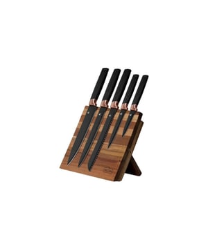 
Perfectie in de keuken: Stijl en functionaliteit in één set!Deze Buccan Cooking 6-delige messenset met magnetische standaard van acaciahout brengt elegantie en efficiëntie naar uw keuken. Of u nu een professionele kok bent of een thuiskok, deze set biedt alles wat u nodig heeft om uw kookervaring naar een hoger niveau te tillen.Belangrijke Kenmerken: Complete 6-delige set: Inclusief 5 messen en een magnetisch messenblok voor veelzijdig gebruik in de keuken. Premium materiaal en coating: Gemaakt van S/S3Cr14-staal met een non-stick coating voor duurzaamheid en soepel snijden. Multifunctioneel messenblok: Uitklapbare standaard als houder en inklapbaar te gebruiken als snijplank. Stijlvol en ergonomisch: Handgrepen met rubbercoating bieden comfort, afgewerkt in modern zwart en rosegoud.Afmetingen: Koksmes: 33x3,8cm Broodmes: 33x2,7cm Snijmes: 33x2,7cm Universeel mes: 24x2,1cm Schilmesje: 20x2cm Magnetisch houten blok: 24x21.5x3cm  Hoogwaardige messen voor precisieDe messen zijn vervaardigd van S/S3Cr14-staal en hebben een non-stick coating, wat zorgt voor duurzaamheid en optimale snijprestaties. Het stijlvolle ontwerp in zwart met rosegoud maakt de messen niet alleen functioneel maar ook een lust voor het oog.Veelzijdigheid in één setDe set bevat een koksmes (33x3,8 cm), broodmes (33x2,7 cm), snijmes (33x2,7 cm), universeel mes (24x2,1 cm) en een schilmesje (20x2 cm). Met deze messen heeft u het perfecte gereedschap voor elke snijtaak in de keuken.Unieke magnetische standaardHet magnetische messenblok is gemaakt van duurzaam acaciahout en dient als stijlvolle opbergoplossing. De standaard is uitklapbaar voor presentatie en opberging, en ingeklapt te gebruiken als snijplank.Comfortabele handgrepen voor perfecte gripDe ergonomische handgrepen van kunststof met rubbercoating bieden comfort en een stevige grip, zelfs bij langdurig gebruik. Ideaal voor precisiewerk en snelheid in de keuken.Multifunctionele standaard en snijplankHet messenblok doet niet alleen dienst als stijlvolle houder, maar kan ingeklapt worden en gebruikt worden als stevige snijplank. Perfect voor het bereiden van uw ingrediënten op dezelfde plaats.Kortom, met de Buccan Cooking 6-delige messenset haalt u een combinatie van stijl, functionaliteit en duurzaamheid in huis. Een must-have voor iedereen die van koken houdt en graag zijn keuken voorziet van topkwaliteit gereedschap! Merk: Buccan cooking Kleur: Zwart,Roségoud,Hout