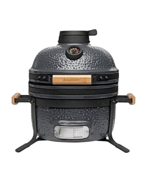 
<p><strong>Korte omschrijving</strong></p>
<ul>
<li>Handige combinatie van een oven en een grill</li>
<li>Keramische schaal die zorgt voor een gelijkmatige warmtecirculatie</li>
<li>Geïntegreerde thermometer</li>
<li>Ventilatiekap om eenvoudig de luchtstroom te regelen</li>
<li>Perfect voor 4 tot 6 personen dankzij het grilloppervlak van 33 cm</li>
<li>2 jaar garantie</li>
</ul>
<p><strong>Uitgebreide omschrijving</strong></p>
<p>Grillen en bakken, roosteren en roken. De grills bieden een waaier van mogelijkheden. De keramische omhulsels laten hoge temperaturen toe om te schroeien, roosteren en grillen maar is ook geschikt om traag te garen. Gelijkmatige hitte circulatie resulteert in snelle en constante kooktemperatuur. De ventilatiekop laat toe de lucht toevoeging te controleren en de temperatuuraanduiding monitort de binnentemperatuur met precisie. Gebruik deze keramische grill voor allerhande grilltechnieken en dat op een grill van slechts 58cm hoogte. Ideaal voor kleinere tuinen of op het terras. Ook leuk op de camping.</p>
<p>Inhoud:</p>
<p>1x keramische BBQ - 40cm</p>
<p>1x bakrooster - 33,5cm</p>
<p>1x gietijzeren kolenrooster </p>
<p>1x gietijzeren ventilatierooster</p>
<p>1x koolstofstalen drager voor 4-6 personen</p>
<p> </p>
<p><strong>Over BergHOFF</strong></p>
<p>BergHOFF is een internationaal merk dat verfijnde keukenontwerpen creëert, produceert en distribueert die een rand geven aan de dagelijkse kookervaring. Onze passie voor koken en een scherp oog voor detail resulteren in producten die worden aanbevolen en beloond voor hun esthetiek en hun functionaliteit. BergHOFF, gedistribueerd via een wereldwijd netwerk, is het merk dat design en innovatie in elke keuken brengt. We zijn niet zomaar een leverancier van keuken- en kookgerei. We brengen onze klanten de beste ontwerpen tegen de best mogelijke prijs. Van eerste schets tot eindproduct, BergHOFF biedt de complete kookervaring met een volledig assortiment kwaliteitsproducten. We zijn gepassioneerd door kookgerei in al zijn vormen en hebben meer dan 20 jaar ervaring. Combineer dit met onze in-house expertise en jarenlange toewijding aan het maken van kwaliteitsontwerp en je hebt een volwassen merk dat je de juiste ingrediënten biedt voor je dagelijkse en niet zo alledaagse kookavonturen.</p>
<p> </p>