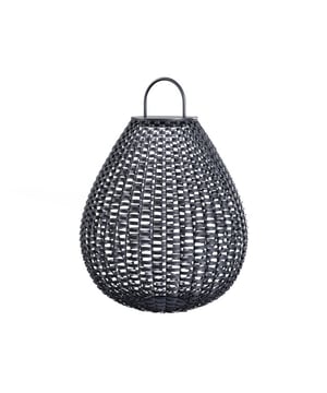 
Verlicht uw tuin, terras of balkon met de stijlvolle Maytoni Outdoor Landschapsverlichting Plet in het zwart! Deze prachtige buitenlamp combineert een handgeweven rotan design met energiezuinige LED-verlichting. Geniet van een warme, uitnodigende sfeer met het 3000K warme witte licht, perfect voor gezellige avonden buiten. Dankzij de IP65-classificatie is de lamp volledig weerbestendig en bestand tegen alle weersomstandigheden.Het elegante, zwarte rotan frame geeft de Plet lamp een unieke en tijdloze uitstraling. De compacte afmetingen (45 cm hoog, 36 cm diameter) maken hem geschikt voor diverse locaties, van een klein balkon tot een grote tuin. Plaats hem op een tafel, hang hem op of zet hem op de grond – de mogelijkheden zijn eindeloos! Met zijn geïntegreerde LED-lichtbron (5W, 100 lumen) en lange levensduur bespaart u energie en geniet u jarenlang van deze prachtige lamp.MerkMaytoniSeriePletTypeBuitenverlichtingKleurZwartMateriaalRotanAfmetingen (H x Ø)45 cm x 36 cmGewicht2.39 kgLichtbronLED (geïntegreerd)Vermogen5WLichtstroom100 LumenKleurtemperatuur3000K (Warm Wit)Kleurweergave-index (CRI)80Stralingshoek90°IP-klasseIP65VoltageAC 5VFrequentie50/60 HzBeschermingsklasseIII
