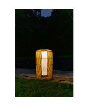 
Verrijk jouw tuin met de SenS-Line Solar Tuinverlichting Milou - een verfijnde combinatie van design, functionaliteit en duurzaamheid. Met een hoogte van 55 cm voegt deze oplaadbare PE rattan en metalen solar lamp niet alleen licht toe aan jouw buitenomgeving, maar ook een vleugje moderne elegantie. KENMERKEN: Oplaadbaar en Duurzaam De Milou Solar Tuinverlichting is voorzien van een krachtig zonnepaneel met een diameter van 15 cm. Het levert een helder, warm licht met een kleurtemperatuur van 3000k en een lichtopbrengst van 80lm. Met een oplaadbare batterij van 1800mAh (PET gelamineerd bord) geniet je van 10-12 uur verlichting na een zonnige oplaadperiode van 10 uur of een snelle oplaadtijd van 4 uur via DC-USB. Stijlvol en Weerbestendig: De solar lamp is ontworpen met een combinatie van een stalen buis, afgewerkt met E-coating en poedercoating in een elegante witte kleur. Het gevlochten rattan (Wicker C401 in lichtgrijs) voegt een subtiele textuur toe aan het geheel. De waterdichte en stofdichte constructie met een IP65-classificatie zorgt ervoor dat deze lamp bestand is tegen verschillende weersomstandigheden. Praktisch en Handig: Met een 1 meter lange USB-laadkabel kun je de lamp ook snel opladen via een DC-USB-aansluiting. Het ontwerp met gegalvaniseerd draad voor de lampenkap en een aluminium basis en ijzeren staaf zorgt voor een stevige en duurzame constructie. Verlicht jouw tuin met stijl en milieubewustzijn met de SenS-Line Solar Tuinverlichting Milou. Deze lamp combineert functionaliteit en elegantie en biedt een sfeervolle verlichting die perfect is voor lange zomeravonden in de buitenlucht. Transformeer jouw buitenruimte met deze prachtige solar lamp. - Afmeting: 30x30x55 - Kleur: Bruin - Materiaal: Rotan