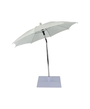 
Deze tafel parasol is de perfecte oplossing voor een kleine buitenruimte. Met een miniparasol van slechts ø 60 x 56 cm past deze parasol gemakkelijk op elke tafel. De parasol is uitgevoerd in de kleur wit, wat zorgt voor een frisse en moderne uitstraling. De tafel parasol is gemaakt van hoogwaardige materialen en is ontworpen om lang mee te gaan. Het frame is gemaakt van stevig metaal en de parasol zelf is gemaakt van duurzaam polyester. De parasol is ook voorzien van een handige flexibel boven gedeelte waarmee u de hoek van de parasol kunt aanpassen. Of u nu geniet van een kopje koffie in de ochtendzon of een diner bij kaarslicht, deze tafel parasol biedt de perfecte hoeveelheid schaduw en bescherming tegen de zon. Bestel vandaag nog en geniet van uw buitenruimte zoals nooit tevoren!  Echte blikvanger Deze stijlvolle en extra verzwaarde mini tafel parasol zorgt voor precies de juiste hoeveelheid schaduw op je tafel. Hierdoor geniet jij wel van de zon en blijven je hapje en drankje juist uit de zon. De tafelparasol is naast ontzettend handig ook een echte blikvanger op je tafel door zijn tijdloze design. Je kiest zelf de kleur die bij je past, want hij is leverbaar in verschillende trendy kleuren.  Voordelen van de Tafel Parasol De witte tafel parasol biedt verschillende voordelen. Ten eerste zorgt de parasol voor schaduw op de tafel, wat het comfortabeler maakt om buiten te zitten, vooral tijdens warme dagen. Dit kan ook helpen om te voorkomen dat voedsel en drankjes te snel opwarmen of bederven door direct zonlicht. Daarnaast heeft de parasol een flexibele poot, waardoor deze gemakkelijk kan worden aangepast aan de gewenste hoek en hoogte. Dit maakt het mogelijk om de schaduw precies daar te krijgen waar deze nodig is, wat handig is als de zon gedurende de dag beweegt. Een ander voordeel van de witte tafel parasol is de verzwaarde voet. Deze voet biedt stabiliteit en zorgt ervoor dat de parasol niet wegwaait bij winderig weer. Dit is vooral belangrijk als de parasol op een open plek staat of als er sterke windstoten zijn. Tot slot is de witte tafel parasol verkrijgbaar in diverse kleuren, waardoor er altijd een kleur is die past bij de rest van het tuinmeubilair of het terras. Zo kan de parasol niet alleen functioneel zijn, maar ook bijdragen aan de algehele uitstraling van de buitenruimte. Materiaal: Metaal, Polyester