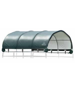 
ShelterLogic weidetent & paardenstaloverkapping - de flexibele overkapping voor uw paardenLET OP: DIT IS ZONDER ONDERFRAME, ALLEEN HET BOVENSTE DEELDe flexibele overkapping van ShelterLogic is de ideale schuilplaats voor uw paarden, ezels en andere dieren. De universele overkapping past op vrijwel alle paneelbuisprofielen (of het nu rond, vierkant of ovaal is) en is daardoor flexibel inzetbaar en de ideale aanvulling op een bestaand stabiel frame. Het paardenstaldak biedt uw dieren niet alleen schaduw, maar beschermt ze ook tegen slecht weer. Dankzij het scheurvaste, UV-bestendige en waterdichte zeildoek van polyethyleen (210 g/m²) is de overkapping bestand tegen weer en wind. De dakbedekking krijgt extra stabiliteit door spanbanden en stabilisatieprofielen. De eenvoudige instructies maken een snelle en ongecompliceerde montage mogelijk. Ideale schuilplaats voor uw paardenHoogwaardig waterdicht polyethyleen zeildoekSnelle montage en demontageFlexibel inzetbaarIdeale aanvulling op bestaande stalen kozijnenBij de levering inbegrepen:UV-bestendig en waterdicht polyethyleen zeildoek (210 g/m²)Premium gecoat stalen frame (3,5 cm) met 3X stabilisatorenInclusief 6 spanbandenUniversele montage-instructiesSpeciale kenmerken:Gewicht: 50 kgMerk: ShelterLogic®Kleur:  Groen - Afmeting: - Kleur: Groen - Materiaal: Polyethyleen