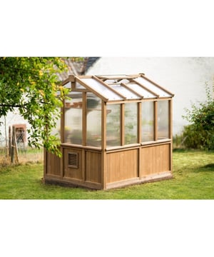 
Westmann houten kas Paul | Bruin | 238x204x239 cm (LxBxH). Design, kwaliteit en functie in perfectie - de Paul kas van Westmann is gemaakt van 100% FSC-gecertificeerd cederhout en scoort onder andere punten. met automatisch ventilatiesysteem. De Paul kas van Westmann onderscheidt zich zeker van de massa kassen, omdat het frame van de kas is gemaakt van 100% FSC-gecertificeerd, stabiel cederhout. Cederhout heeft van nature een hoge concentratie etherische oliën, wat een natuurlijke barrière tegen ongedierte vormt. Hoogwaardige dubbelwandige platen van polycarbonaat zorgen voor een goede isolatie en optimale lichtinval en beschermen tegelijkertijd tegen schadelijke UV-stralen. Een ander pluspunt is de stabiele massiefhouten basis, deze biedt extra bescherming voor uw planten. Het automatische ventilatiesysteem op het dakraam plus bodemventilatie laat de lucht circuleren en verbetert zo het binnenklimaat. Een groot voordeel zijn ook de planken van massief hout: klein tuingereedschap, bloempotten en andere accessoires voor je tuin kun je hier gemakkelijk opbergen. Hoogwaardig, exclusief en functioneel - de Paul-kas van Westmann maakt wensen wakker! Opmerking: Het krachtloze, automatische ventilatiesysteem op het dakraam is gebaseerd op het volgende principe: In de zuiger zet plantaardige was uit, afhankelijk van de temperatuur, waardoor het automatisch openen en sluiten van het raam wordt gegarandeerd. Bijzondere kenmerken: Buitengewoon kasontwerp Opbouw inclusief voet van 100% FSC-gecertificeerd cederhout Bijzonder hoogwaardig, duurzaam en stabiel hout Hout met een hoge concentratie essentiële oliën dubbelwandige polycarbonaatplaten voor isolatie en UV-bescherming Automatisch ventilatiesysteem op het dak Extra ventilatiesleuven aan de basis Afsluitbare houten deur met deuropeningsbegrenzer Geïntegreerde planken van massief hout Klaar voor montage Inbegrepen bij de levering: voorgesneden en voorgeboord hout Beslag en schroeven bevestigingsmateriaalMerk: Westmann Kleur: Bruin  - Afmeting: - Kleur: Bruin - Materiaal: Hout