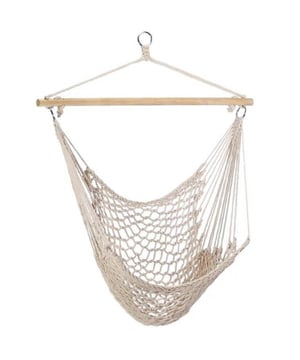 
<p><strong>Korte omschrijving</strong></p>
<ul>
<li>Eenpersoons Braziliaanse hangmat van Promis</li>
<li>Perfect om te ontspannen op het balkon, terras of kamers </li>
<li>Bevestiging aan een haak aan het plafond</li>
<li>Materiaal: katoen polyester nylon</li>
<li>Sterk - tot 100 kg</li>
<li>Massief, houten frame</li>
<li>Duurzaam materiaal</li>
<li>Van hoge kwaliteit</li>
<li>Ontwerp in boho-stijl</li>
<li>Staat swingen toe</li>
<li>Afmetingen: 100cm x 90cm</li>
</ul>
<p><strong>Uitgebreide omschrijving</strong></p>
<p>Bij het plannen van een rust op het balkon of in de tuin, is het de moeite waard om een ​​hangstoel te overwegen. De Braziliaanse hangmat is de perfecte oplossing voor iedereen die waarde hecht aan comfort en originele oplossingen. Hij past overal waar de bewoner heerlijk wil uitrusten, precies zo zorgeloos als een dutje in een hangmat op een camping in het bos of op een exotisch strand. Een hangmat in interieur Een hangmat in elk interieur brengt een zomerse sfeer en ongelooflijke lichtheid. In de herfst en winter kan zo'n meubel met een vakantieziel langer thuis blijven. Onze Braziliaanse fauteuil op een houten frame dat aan het plafond is bevestigd, past perfect in het interieur. Zet hem in de zomer en op de warmere momenten van de lente en herfst zonder aarzelen in de tuin of op het terras.</p>