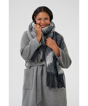 Deze dames sjaal combineert stijl en comfort voor elke gelegenheid. Het zachte, ruime ontwerp met klassieke lange franjes maakt hem ideaal om te layeren voor warmte en elegantie. Een tijdloze accessoire voor een moeiteloze look, het hele seizoen door.