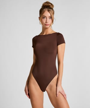 Chic, vormend en subtiel romantisch: de elegante kanten body is ontworpen om je dagelijkse looks iets extra's te geven. De soepele stretchstof sluit mooi aan op het lichaam en de body is afgewerkt met elegante 3/4-mouwen en een zachte ronde achterkant voor een sierlijk silhouet. De delicate kanten details voegen een vrouwelijke touch toe, perfect geplaatst om je vormen met ingetogen charme te benadrukken. Het is een veelzijdig item dat je zowel overdag als 's avonds kunt dragen, afgewerkt met een drukknoopsluiting voor extra gemak.