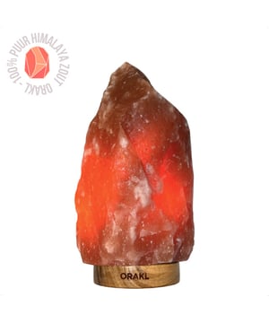 
Laat je betoveren door de Himalaya zoutlamp Core - een ware eyecatcher die zich onderscheidt van alle andere zoutlampen. Wat deze lamp zo uniek maakt, is zijn prachtige, natuurlijke rode kleur. De diep-rode tint van Core wordt niet bereikt door kunstmatige kleuring, maar is het resultaat van jarenlange natuurlijke vorming in de hart van het Himalaya-gebergte. - Verbeterde luchtkwaliteit - Verminderde stress - Een betere nachtrust - Creëert unieke sfeer - Positieve energie Deze zoutkristallen van de zoutlamp Core hebben zich langzaam opgebouwd en ontwikkelden hun karakteristieke kleur door de mineralen diep in de aarde. Zoutlamp Core staat symbool voor kracht en energie, geworteld in de eeuwenoude aarde, en brengt een gevoel van vitaliteit en veerkracht in jouw omgeving! Creëer en verbeter balans Deze prachtige zoutlamp is zorgvuldig uitgekozen en vervaardigd uit 100% puur Himalaya zout. Himalayazout is rijk aan 84 natuurlijke mineralen die essentieel zijn voor een gezond lichaam en een gezonde geest. Wanneer de Himalaya zoutlamp wordt verhit, dan worden er negatieve ionen (gezond) vrijgegeven in de lucht, waardoor de positieve ionen (ongezond), van bijvoorbeeld elektrische apparaten, worden geneutraliseerd. Natuurlijke luchtreiniger De zoutlamp trekt ook vocht aan, waardoor het zout begint te 'zweten'. Dit helpt schadelijke stoffen uit de lucht te verwijderen, waardoor de luchtkwaliteit verbetert en symptomen van allergieën en astma kunnen verminderen. Rustgevende nachtlamp De zachte roze gloed van deze zoutlamp creëert een rustgevende sfeer in elke ruimte, die niet alleen ontspanning bevordert, maar ook jouw welzijn stimuleert. De zachte gloed is ideaal als nachtlampje en helpt je ontspannen na een drukke dag. Hoe houd je Core in topconditie? Onze Himalaya zoutlamp Core, gemaakt van 100% natuurlijk Himalaya zout, iedere zoutlamp is daarom uniek en kan afwijken van de afbeelding. Deze hygroscopische zoutlamp trekt vocht aan, waardoor het meer gaat "zweten". Maar maak je geen zorgen, door de lamp op een geschikte plek neer te zetten of een onderzetter te gebruiken, voorkom je dat het vocht schade aanricht aan je meubelstuk. Als de lamp vochtig wordt, kun je deze eenvoudig drogen met een droge doek.