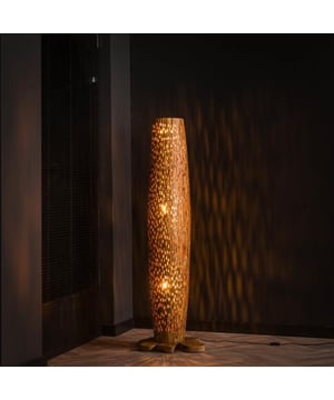 
Deze vloerlamp is uitgevoerd in gerecycled teakhout. Over de gehele lamp zijn stukjes teak gebruikt en met openingen opgebouwd waardoor het licht op een speelse manier er doorheen schijnt. Deze lamp wordt ook uitgevoerd in 2 andere maten en er wordt aanbevolen om hier een set van te maken. Er wordt aanbevolen LED lichtbron (8451) te gebruiken.Over het merkWij zijn continu bezig met het samenstellen van stoere collecties die naast functioneel ook nog is heel trendy zijn. Veel van ons assortiment is zo ontworpen dat het leuk bij elkaar staat in elke kamer, daarom raden wij zeker aan om even een kijkje te nemen in ons assortiment voor leuke matchende items! - Afmeting: 40x40x145 - Kleur: Bruin - Materiaal: Hout