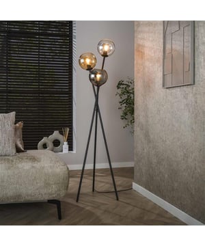 
De vloerlamp Multi Globe is uitgevoerd met een metalen armatuur in artic black. Het ontwerp combineert drie glazen bollen in chroom, amber en transparant. De slanke driepootconstructie zorgt voor een stabiele basis en een luchtige uitstraling. Over het merkWij zijn continu bezig met het samenstellen van stoere collecties die naast functioneel ook nog is heel trendy zijn. Veel van ons assortiment is zo ontworpen dat het leuk bij elkaar staat in elke kamer, daarom raden wij zeker aan om even een kijkje te nemen in ons assortiment voor leuke matchende items! - Afmeting: - Kleur: Zwart - Materiaal: Glas