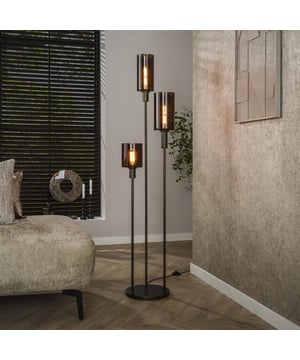 
Vloerlamp Sepiora is uitgevoerd met een metalen armatuur in een bronskleurige afwerking. Het ontwerp bestaat uit drie glazen kappen die op verschillende hoogtes zijn geplaatst aan een slanke, verticale staander. De combinatie van getint glas en het warme bronskleurige metaal geeft de lamp een elegante en eigentijdse uitstraling. De lamp is onderdeel van de Sepiora-serie.Over het merkWij zijn continu bezig met het samenstellen van stoere collecties die naast functioneel ook nog is heel trendy zijn. Veel van ons assortiment is zo ontworpen dat het leuk bij elkaar staat in elke kamer, daarom raden wij zeker aan om even een kijkje te nemen in ons assortiment voor leuke matchende items! - Afmeting: - Kleur: Bruin - Materiaal: Glas