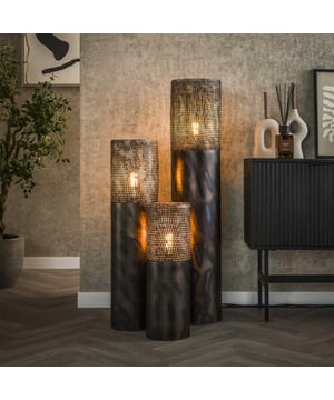 
Deze vloerlamp heeft een cilindervorm met een doorsnede van 22,5 centimeter. De gaatjes maken deze lamp semi-transparant aan de bovenzijde, waardoor het licht sfeervol door de ruimte wordt verdeeld. De gehele lamp is afgewerkt in een zwart/bruine burn finish. Er wordt aanbevolen LED lichtbron (8467) te gebruiken.Over het merkWij zijn continu bezig met het samenstellen van stoere collecties die naast functioneel ook nog is heel trendy zijn. Veel van ons assortiment is zo ontworpen dat het leuk bij elkaar staat in elke kamer, daarom raden wij zeker aan om even een kijkje te nemen in ons assortiment voor leuke matchende items! - Afmeting: 22x22x90 - Kleur: Zwart - Materiaal: Metaal