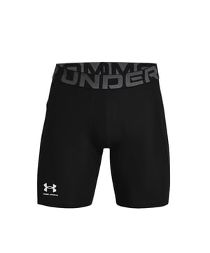 Diese Herren-Shorts vereinen sportliche Performance mit modernem Look. Die besonders enge Passform schmiegt sich ergonomisch an den Körper an. Schweißableitendes, schnelltrocknendes Material hält dich jederzeit angenehm trocken. Das supergeschmeidige HeatGear®-Material sorgt für ein leichtes Tragegefühl. Strategisch platzierte Mesh-Einsätze erhöhen die Atmungsaktivität bei intensiven Workouts. Praktisch ist die Eingrifftasche an der rechten Seite für kleine Essentials. Der breite, elastische Bund mit eingewebtem Label-Schriftzug gibt sicheren Halt. Ein kleiner Label-Print am Bein setzt dezente Akzente. So entsteht hoher Tragekomfort, der dich bei Sport und Freizeit begleitet. Ein Must-have für alle, die Funktion und Style suchen.