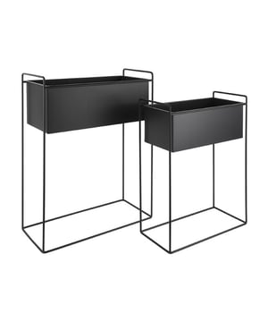 
De plantenpotserie Essence van Present Time omarmt jouw plantjes in stijl. De serie bestaat uit drie potten op poten gemaakt van solide ijzer waarmee je eindeloos kunt variëren. Zet ze bij elkaar voor een speelse dynamiek of stal ze verdeeld uit in het huis. De Essence plantenpotserie van Present Time komt in de vormen rond en recht, en in twee kleuren: dark grey en ochre yellow. Jij kiest! - Afmeting: 21x54x65 - Kleur: Zwart - Materiaal: Metaal