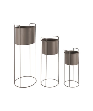 
De plantenpotserie Essence omarmt jouw plantjes in stijl. De serie bestaat uit drie potten op poten gemaakt van solide ijzer waarmee je eindeloos kunt variëren. Zet ze bij elkaar voor een speelse dynamiek of stal ze verdeeld uit in het huis. De Essence plantenpotserie komt in de vormen rond en recht, en in twee kleuren: dark grey en ochre yellow. Jij kiest! - Afmeting: 28x28x80 - Kleur: Grijs - Materiaal: Metaal