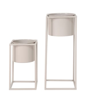 
Transformeer je interieur met de verfijnde plantenstandaarden van QUVIO Zet je planten in de schijnwerpers met deze stijlvolle QUVIO plantenstandaarden. Ideaal voor wie houdt van een strak en functioneel ontwerp, passen deze potten perfect in elke kamer van je huis. De set bestaat uit een laag en een hoog model, beide gemaakt van metaal met een chique grijze afwerking die bij elke inrichting past.  Specificaties Merk: QUVIO Material: Metaal Product type : Bloempot Set van 2 Grijs Geschikt voor binnen Afmeting lage plantenstandaard: 17x17x31 cm Opening lage plantenstandaard: 15 cm Afmeting hoge plantenstandaard: 19,5x19,5x50,5 cm Opening hoge plantenstandaard: 19 cm Gewicht: 2,3 kg  Ruimte-efficiëntie Deze QUVIO set van twee bloempotten, een lage en een hoge, is superhandig voor wie weinig ruimte heeft. Ze zijn slank en staan op poten, dus perfect om je planten op te fleuren zonder je hele vloer vol te zetten. Zet de korte naast je bank voor wat groen op ooghoogte en de lange in een hoek of naast je werkplek om het geheel wat op te krikken. Als je ze samen neerzet, krijg je een leuk, speels effect met verschillende hoogtes.  Grootte en afmetingen De plantenstandaarden hebben twee verschillende hoogtes. De kleine is 17 cm hoog, waardoor deze gemakkelijk op een kast, tafel of op de grond kan staan. De grotere heeft een hoogte van 19,5 cm en is perfect om in een hoek van de kamer te plaatsen, wat groen en sfeer toevoegt. Beide bloempotten hebben een ruime opening, waardoor je er gemakkelijk je favoriete plant in kunt plaatsen.  Ontwerp en stijl Het ontwerp van deze bloempotten sluit naadloos aan bij een Japandi interieur, dankzij de neutrale kleur en speelse afmetingen. De subtiele vormen combineren moeiteloos met de organische lijnen van de Japandi stijl. Ze zijn gemaakt van metaal, wat een moderne uitstraling geeft. Daardoor passen deze bloempotten ook perfect in minimalistische en moderne interieurs. Zo bieden ze veelzijdigheid in styling, ongeacht je persoonlijke smaak.Materiaal: MetaalKleur: GrijsAfmetingen: Hoogte: 31CM x breedte: 17CM x Lengte: 17CM