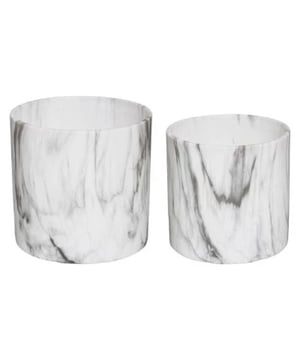 
Deze stijlvolle bloempotten van CASA DI ELTURO is een bijzondere verschijning. Met de mix van Marble look en de kleuren wit en grijs creëer je een mix van eigentijdse glamoureus stijl in elk interieur. MATERIAAL: Dolomiet KLEUR: Wit AFMETING: Klein: H. 12 x Ø 12 cm Groot: H. 15 x Ø 15 cm Merk: CASA DI ELTURO Materiaal: Keramiek Kleur: Wit