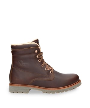 Die Stiefel P03 Aviator C23 von Panama Jack vereinen robuste Haltbarkeit mit Alltagskomfort. Diese Winterstiefeletten aus wasserdichtem kastanienbraunem Nappaleder verfügen über ein weiches Baumwollfutter, eine gepolsterte Innensohle und eine Sohle aus Naturkautschuk und bieten zuverlässige Wärme, Halt und lange Haltbarkeit. Wichtige Eigenschaften: Obermaterial aus hochwertigem, wasserdichtem, gefettetem Nappaleder Sattes kastanienbraunes Finish im Fliegerstil Atmungsaktives Baumwollfutter für Komfort Gepolsterte, herausnehmbare Innensohle aus Polyurethan Starke Laufsohle aus Naturkautschuk für Halt 4 cm stützende Absatzhöhe 16 cm Schaft für Knöchelschutz Schnürverschluss mit langlebigen Messingösen Baumwollschnürsenkel in Kastanienbraun (135 cm) Nachhaltige Handwerkskunst in Spanien