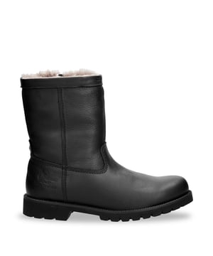 Bleiben Sie warm und geschützt in den Panama Jack Fedro Igloo C3 Winterstiefeln. Diese wadenhohen Stiefel aus wasserdichtem Nappaleder mit Naturfellfutter bieten hervorragende Isolierung, Haltbarkeit und Komfort. Ein sicherer Reißverschluss und eine robuste Gummisohle sorgen für zuverlässige Leistung im Winter. Wichtige Eigenschaften: Obermaterial aus wasserdichtem, gefettetem Nappaleder Klassisches schwarzes Finish für vielseitigen Tragekomfort Echtes Naturfellfutter zur Isolierung Gepolsterte, herausnehmbare Innensohle aus Polyurethan Halbhohe Höhe (21 cm) für zusätzlichen Schutz Robuste Naturkautschuk-Laufsohle mit starker Traktion 4 cm unterstützende Absatzhöhe Einfacher Reißverschluss mit Zamak-Beschlägen Winterfeste Konstruktion für extreme Kälte Hergestellt in Spanien mit nachhaltiger Handwerkskunst