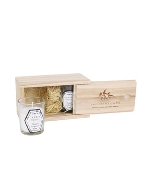 
Breng warmte en geur naar elk huis Ervaar de rustieke charme en het natuurlijke comfort van deze houten cadeauverpakking met twee geurkaarsen. Deze luxe set, bestaande uit twee prachtige geurkaarsen, is ontworpen om een landelijke sfeer in uw huis te brengen. Perfect als geschenk voor een geliefde of als een traktatie voor uzelf, deze set biedt niet alleen een warme en uitnodigende geur, maar ook een stijlvolle toevoeging aan elk interieur. De set is verpakt in een elegante zwarte cadeaubox, waardoor het een ideaal cadeau is voor elke gelegenheid.  Inhoud Geurkaarsen: Twee luxe geurkaarsen die een aangename geur verspreiden. Cadeaubox: Warm houten kistje, perfect om cadeau te geven. Geur en Sfeer: De geurkaarsen zijn ontworpen om een warme, rustieke geur te verspreiden die een ontspannen en gezellige sfeer creëert. De zorgvuldig geselecteerde geuren zijn geïnspireerd op landelijke landschappen en brengen de rust en kalmte van het platteland naar uw huis. Of u nu een ontspannend bad neemt, een boek leest, of een diner organiseert, deze geurkaarsen zullen elke gelegenheid verrijken met hun betoverende aroma. Materiaal: Glas, Hout