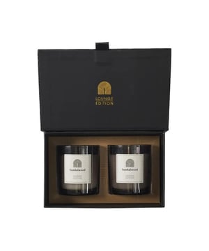 
Breng een vleugje luxe en sereniteit in het leven van uw dierbaren met deze luxe cadeaubox met 2 Kaarsen. Deze zorgvuldig samengestelde set, met afmetingen van 20 x 7 x 8 cm, is het perfecte geschenk voor elke gelegenheid. De set bevat twee stijlvolle geurkaarsen die zijn ontworpen om ontspanning en sfeer te bevorderen. Of het nu voor een verjaardag, jubileum of zomaar een gebaar van waardering is, deze luxe cadeauset is een prachtig cadeau om te geven en te ontvangen. Cadeaubox: 20 x 7 x 8 cm, perfect compact voor een stijlvolle presentatie. Kaarsen: Twee luxe geurkaarsen, ontworpen om een aangename geur te verspreiden. Geur en Ontspanning: De luxe geurkaarsen zijn meer dan alleen een bron van licht; ze creëren een ambiance van rust en welzijn. De zorgvuldig geselecteerde geuren zijn ontworpen om te ontspannen en te kalmeren, waardoor elke ruimte een toevluchtsoord van sereniteit wordt. Of u nu een drukke dag achter de rug heeft of gewoon wilt genieten van een rustig moment, deze geurkaarsen bieden de perfecte oplossing. Stijlvol en Veelzijdig: Deze cadeauset is perfect voor elke gelegenheid. De kaarsen en de stijlvolle verpakking maken het een ideaal cadeau voor zowel mannen als vrouwen. De kaarsen passen moeiteloos in verschillende interieurstijlen, van modern en minimalistisch tot klassiek en traditioneel. Ze zijn perfect voor gebruik in de woonkamer, slaapkamer, badkamer of zelfs op kantoor, waar ze een vleugje luxe en ontspanning toevoegen.
