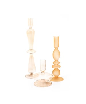 
De Aurora kandelaar set van 3 in een levendige oranje kleur biedt een stijlvolle manier om je woonruimte te verlichten. Met drie verschillende formaten zorgt deze set voor een dynamische en harmonieuze uitstraling, perfect voor zowel moderne als traditionele interieurs. De warme oranje tint creëert een gezellige sfeer, ideaal voor het decoreren van een tafel, vensterbank of dressoir. Deze set voegt zowel kleur als sfeer toe aan elke ruimte.   7.5×31 cm/7.5×23 cm/8.5×12 cm