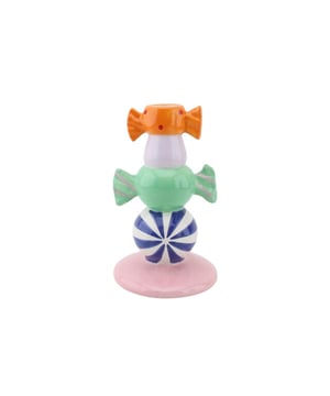 
CANDY LOVERS, PAY ATTENTION!Bring a playful and colorful vibe into your home with this unique candle holder shaped like stacked candies! The cheerful mix of colors makes this candlestick a real eye-catcher, perfect for anyone who loves a bit of fun in their interior. Made from sturdy dolomite and measuring 11x11x18cm, it’s ideal for your dining table, windowsill, or as a striking detail on a sideboard. Let your interior sparkle with this original candlestick—perfect as a gift or to treat yourself! Key features:- Original design: inspired by cheerful stacked candies- Made from durable dolomite- Playful multicolor finish- Suitable for standard dinner candles- Dimensions: 11x11x18cm- A real eye-catcher in any interior Styling tip:Combine this candy candle holder with other colorful accessories or candlesticks for a playful and festive effect. Place a brightly colored candle in it—think yellow, pink, or orange—and set it on a beautiful tray with some (fake) candies or small vases. This way, you create a cheerful and inviting corner that will make everyone smile! Merk: Candle holder - Stapled Toffee Candy-Multi Colour-11x11x18cm