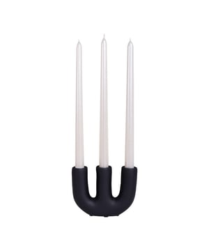 Creëer een uitnodigende sfeer met de QUVIO kandelaar Ontdek de stijlvolle QUVIO kandelaar, een elegante zwarte kaarsenhouder gemaakt van keramiek. Deze kaarsenhouder is perfect voor het plaatsen van drie kaarsen. De kaarsenstandaard combineert functionaliteit met een modern design en past prachtig in elk interieur. Als je op zoek bent naar een minimalistische en toch opvallende manier om je kaarsen te presenteren, is deze keramische kaarsenstandaard de ideale keuze.  Specificaties Merk: QUVIO Materiaal: Keramiek Zwart Vorm: Organische vorm Geschikt voor 3 kaarsen Afmetingen: 15 x 3 x 11,5 cm Diameter kaarsopening: 2,2 cm Gewicht: 410 gram  Moderne aanvulling met QUVIO De QUVIO kandelaar met ruimte voor drie kaarsen is een veelzijdig accessoire dat moeiteloos past binnen diverse interieurontwerpen. Het strakke, zwarte ontwerp maakt het een perfecte aanvulling op zowel moderne als minimalistische ruimtes, waar het een subtiele en stijlvolle touch toevoegt. In een meer artistiek of bohemian interieur kan de kandelaar dienen als een opvallend contraststuk dat toch harmonieert met bonte kleuren en texturen. Voor liefhebbers van de Scandinavische stijl biedt het een element van ingetogen elegantie.  QUVIO kandelaar verlicht elke ruimte in huis QUVIO kandelaar is opvallend flexibel en past prachtig in diverse ruimtes binnen het huis. In de woonkamer zorgen ze voor een warme, uitnodigende sfeer, ideaal voor ontspannende avonden of sociale bijeenkomsten. Op de eetkamertafel fungeren ze als een elegant middelpunt, perfect voor zowel dagelijkse maaltijden als speciale diners. In de slaapkamer voegt ze een vleugje romantiek een rust toe, vooral wanneer het geplaatst op een nachtkastje of dressoir.  Praktisch formaat, opvallende stijl Compact en praktisch van formaat, is deze kandelaar ideaal voor diverse opstellingen. De hoogte is voldoende om een statement te maken zonder overweldigend te zijn, waardoor ze perfect in balans zijn. Het design kenmerkt zich door zijn unieke vorm, wat zorgt voor een moderne uitstraling. De elegante zwarte afwerking biedt een tijdloze klasse, terwijl subtiele details van verfijning toevoegen. Deze stukken combineren visuele aantrekkingskracht met functioneel design op een manier die zowel opvallend als stijlvol.   Materiaal: KeramiekKleur: ZwartAfmetingen: Hoogte: 11.5CM x breedte: 3CM x Lengte: 15CM
